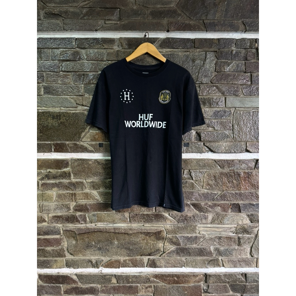 HUF Worldwide • DBC FC "HUF Dirtbag Crew" Fielder Short Sleeve Tee / Kaos / Tshirt Size M (71x52cm) 