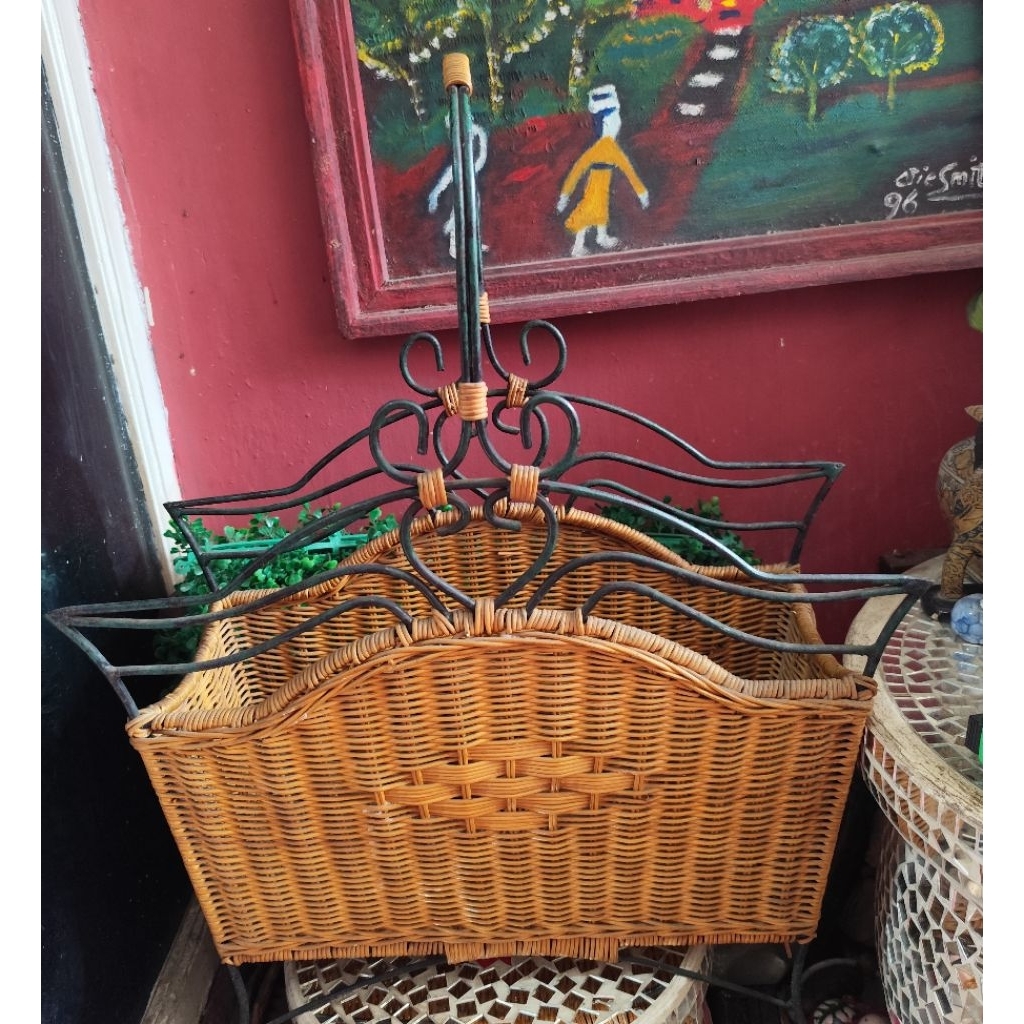 Rak majalah/ koran kuno Eropa Vintage perpaduan rotan dan besi tempa koleksi tahun 1940 CACAT pada a