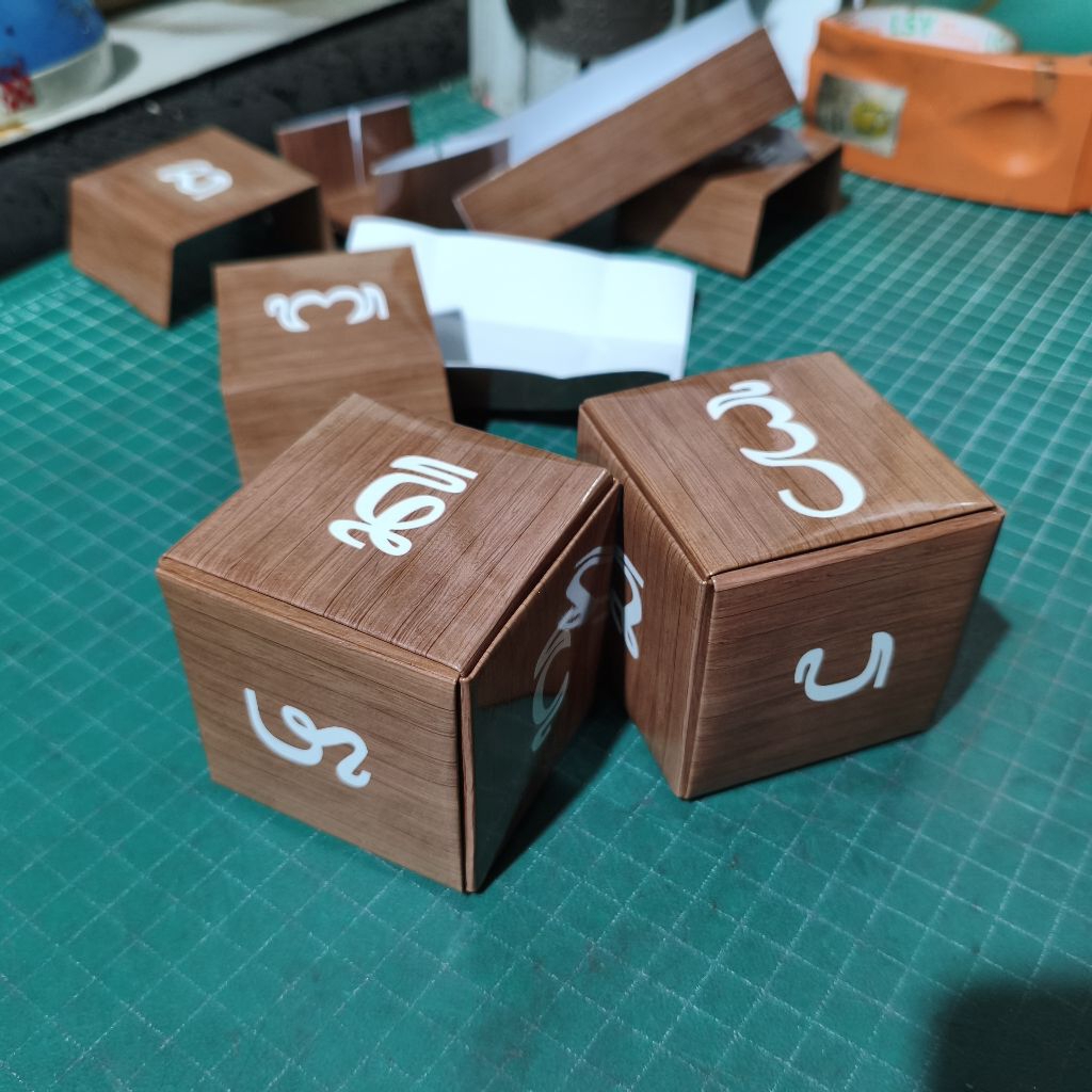 3 Dadu Aksara Bali (18 Aksara Wreastra/Wianjana) bahan kertas tebal