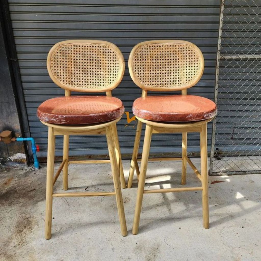 KURSI BAR KAYU JATI DUDUKAN BUSA SENDERAN ROTAN