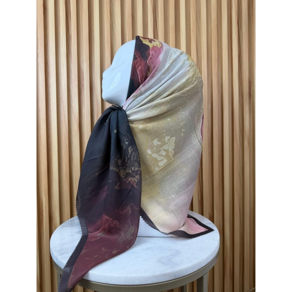 KERUDUNG SEGI EMPAT VOAL MOTIF MARMER HITAM CREAM