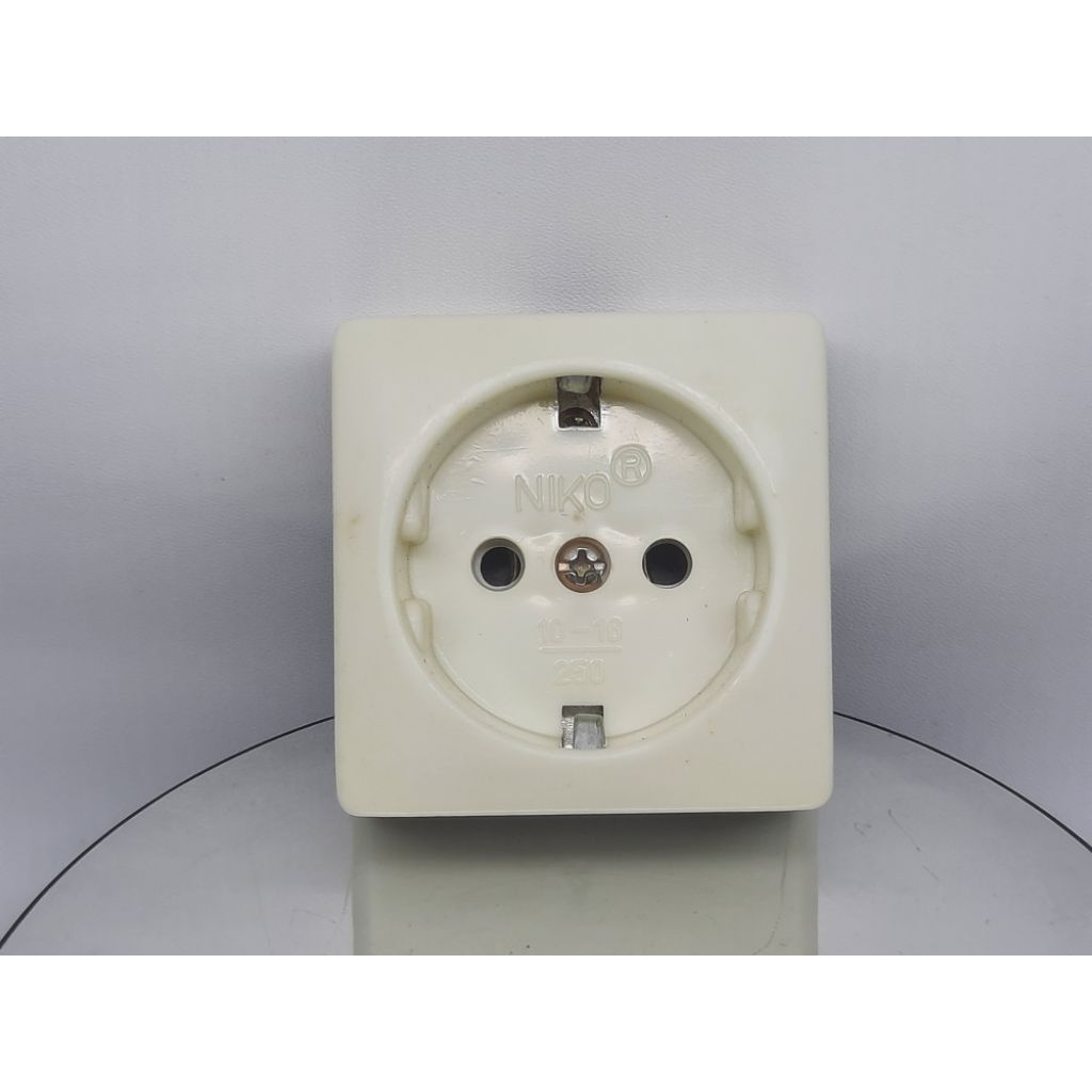 STOP KONTAK SAKLAR LISTRIK TEMPEL