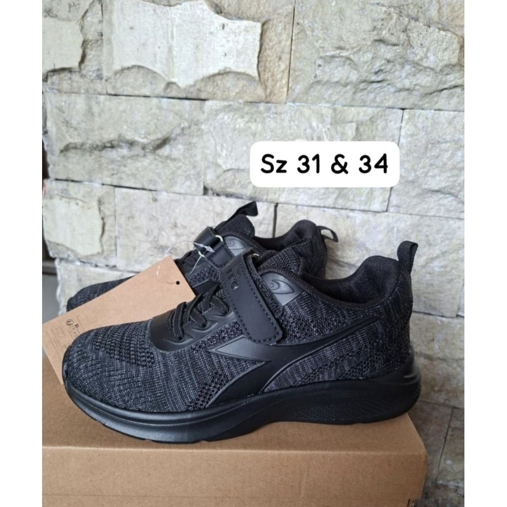 sepatu anak hitam DIADORA