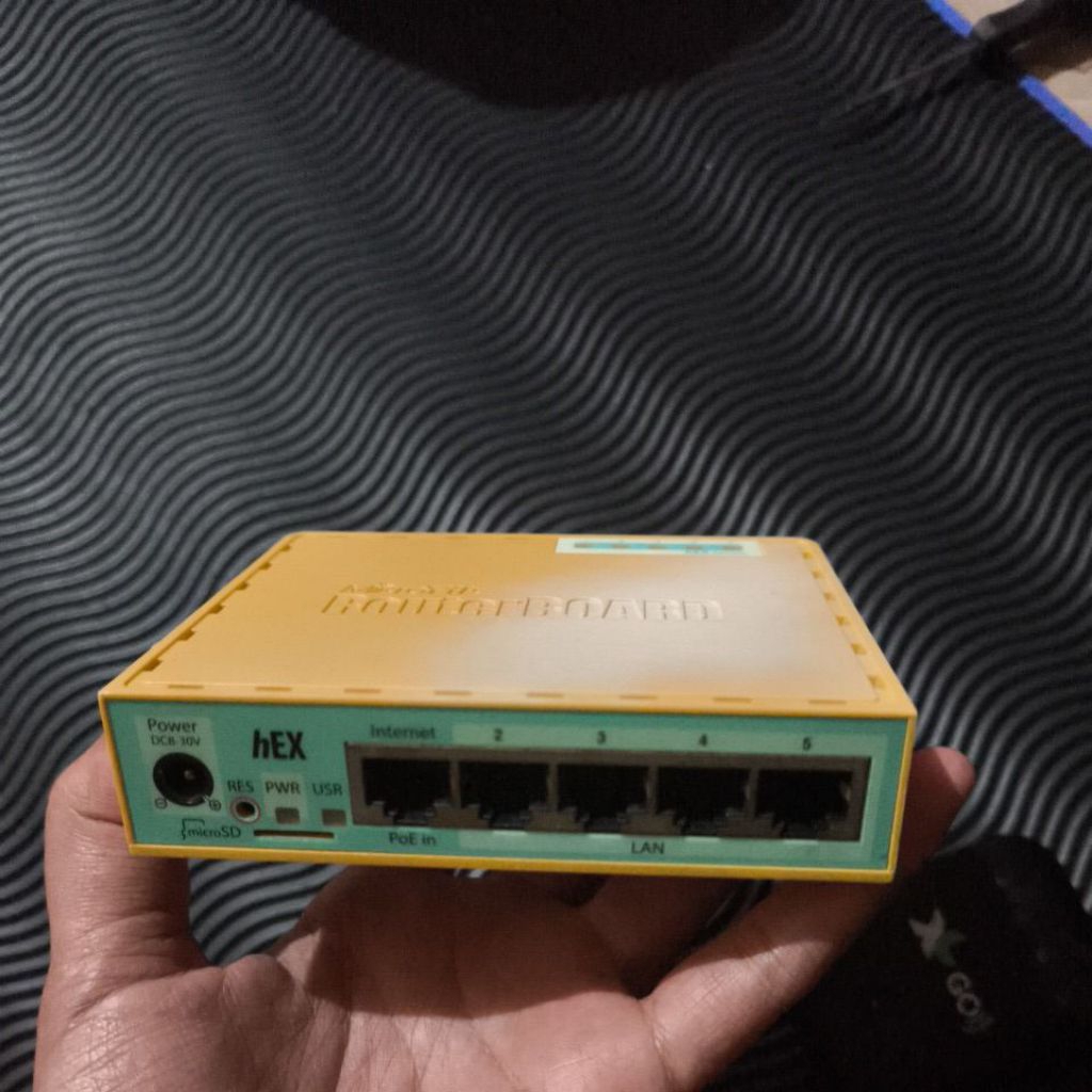 router board MikroTik rb750gr3 minus port nomor 2  bekas layak pakaii