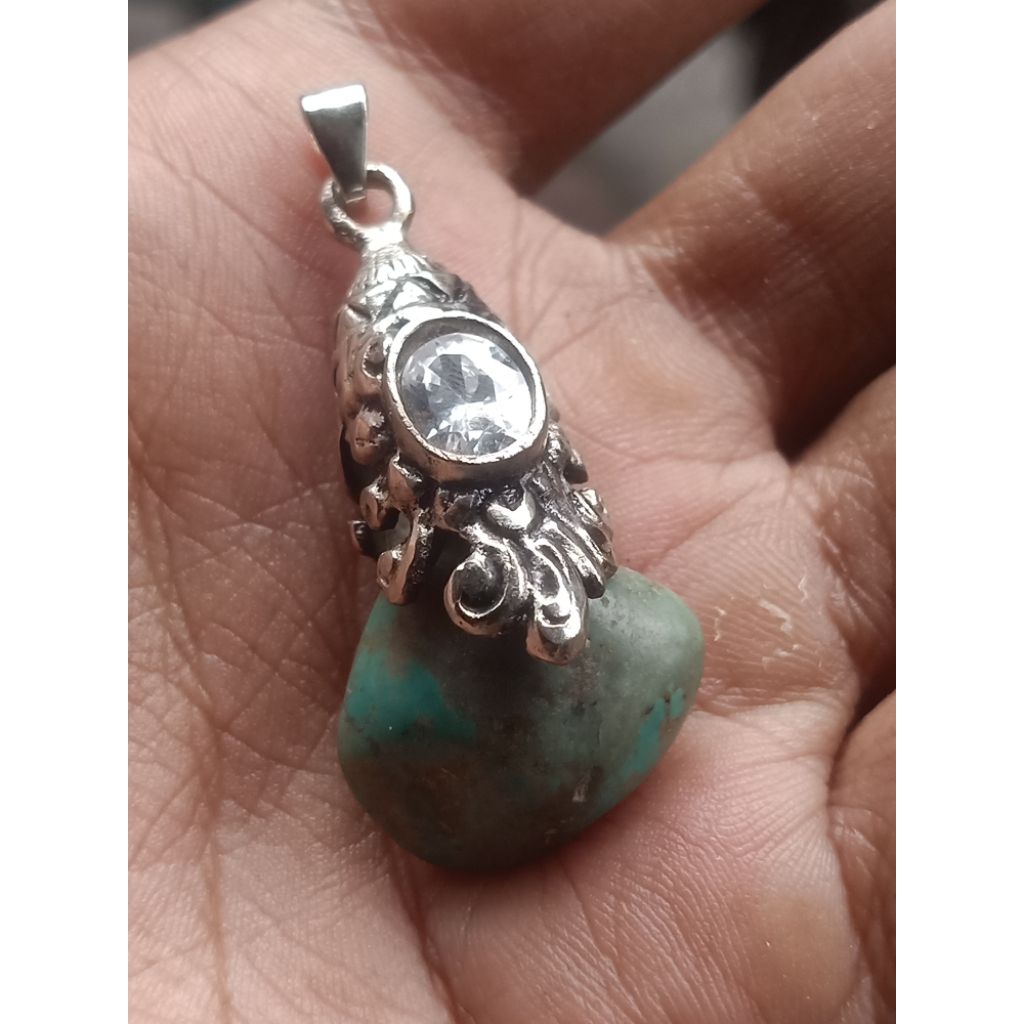 liontin batu pirus Persia