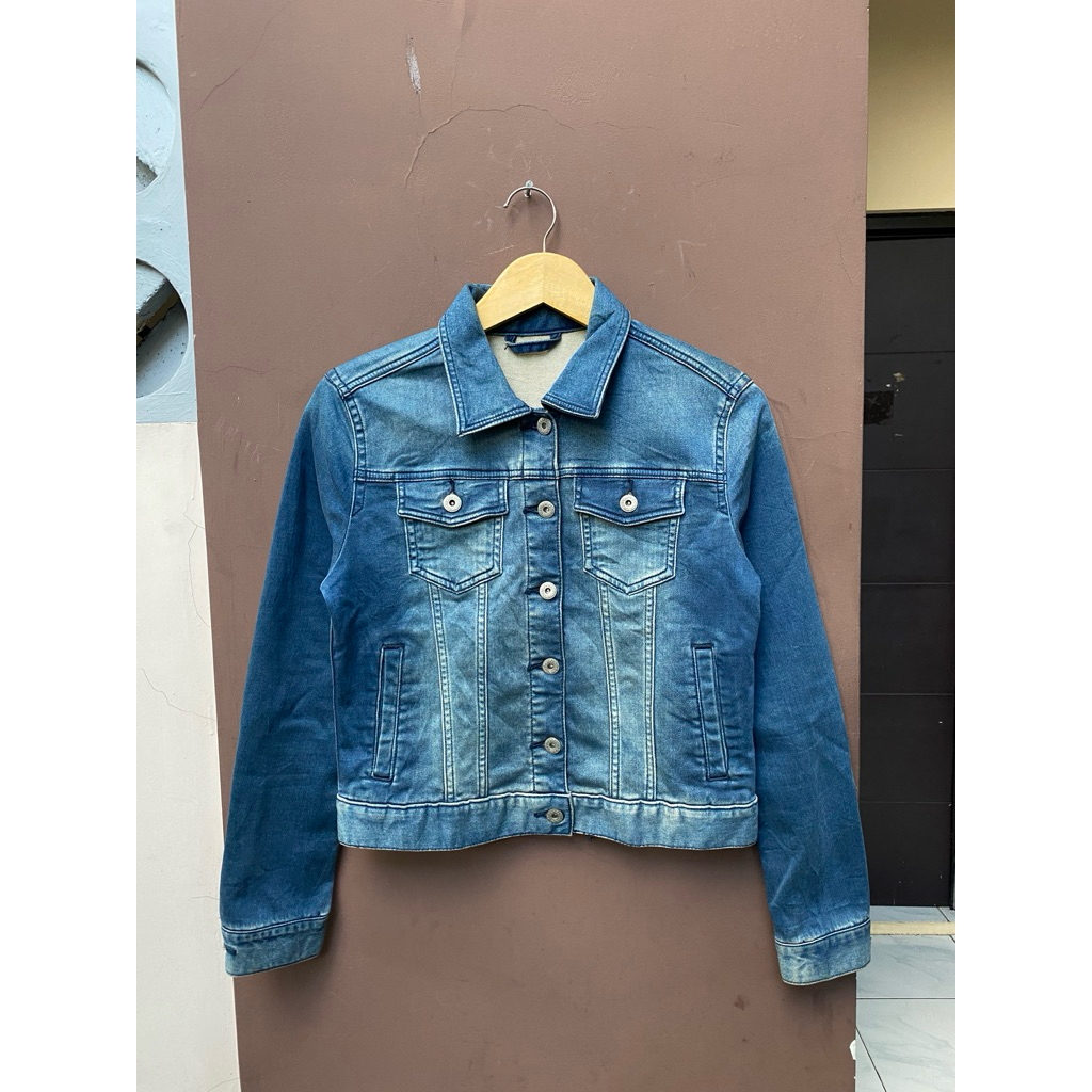 GU by Uniqlo trucker jeans