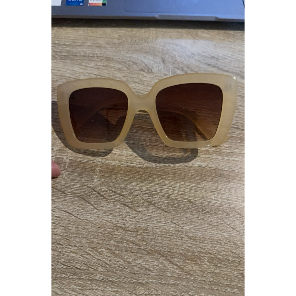 Kacamata Hitam Fashion Frame Putih
