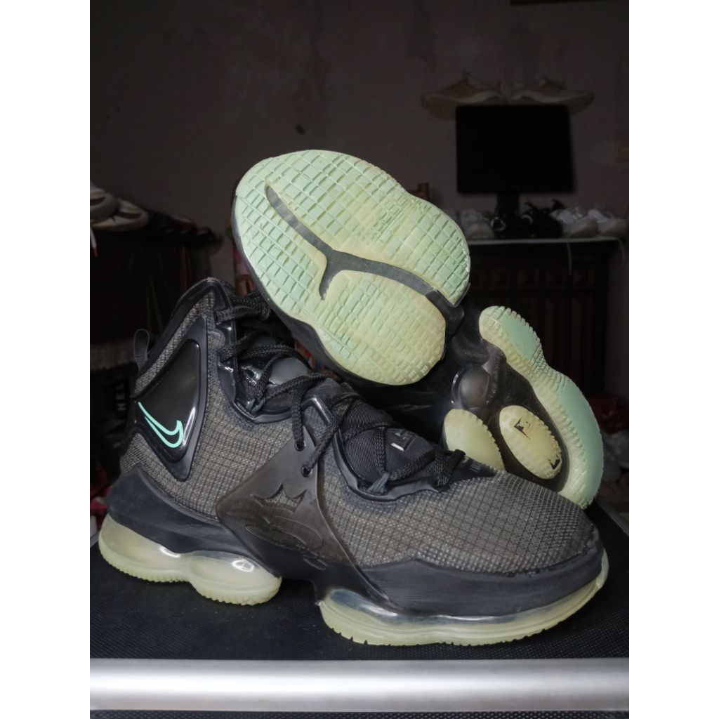 nike lebron james 19 size 42.5