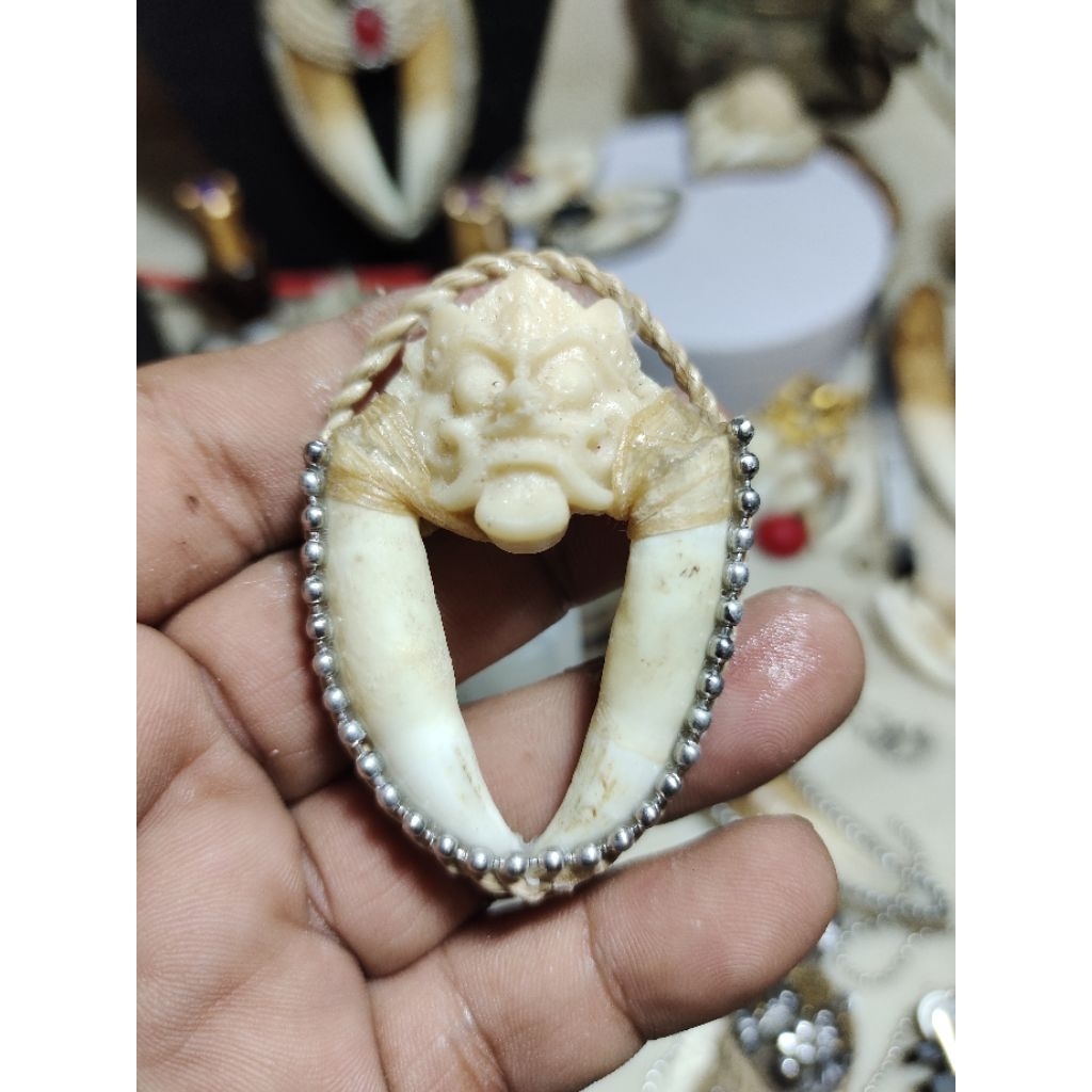 Liontin Leak Taring Buaya