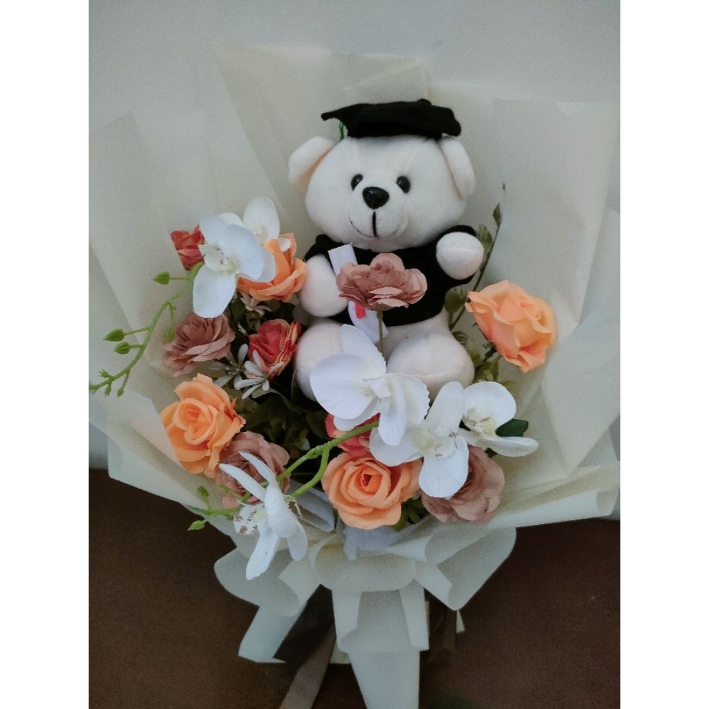 Bucket Bunga / Bunga untuk Wisuda / Buket Bunga dengan Boneka Beruang Wisuda