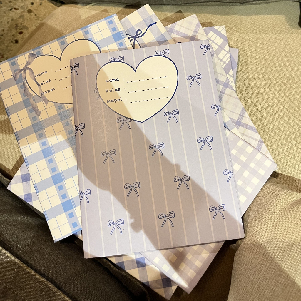 Sampul Buku Cute Aesthetic Book Cover Sekolah Korean Style 1 Pack 10pcs – Motif Plaid & Heart – A5 B