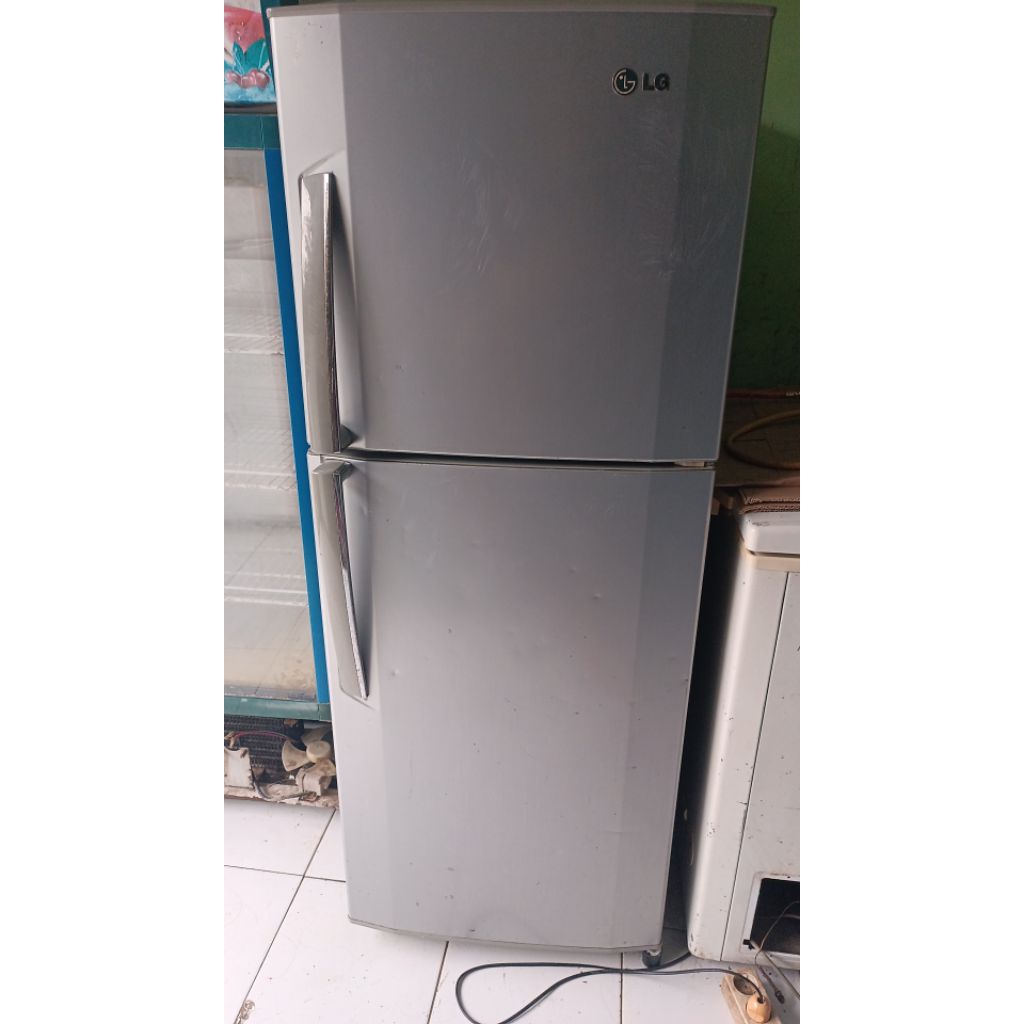Kulkas 2 Pintu LG 235L dengan Teknologi Total No Frost