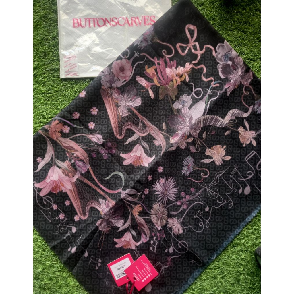 Buttonscarves nada 2 piano hitam pekat (Preloved like new no minus)