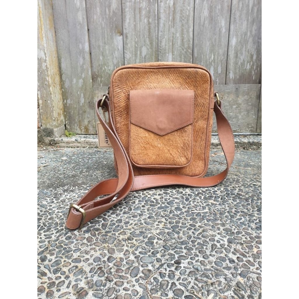 GOTHIRTY HANDMADE MESSANGER BAG TAS SELEMPANG PRIA KULIT KAYU