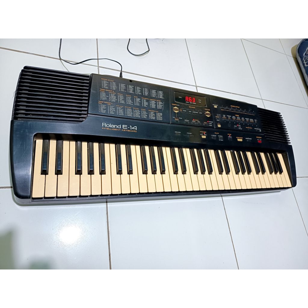 alat musik piano keyboard Roland e14, bekas normal dan baik