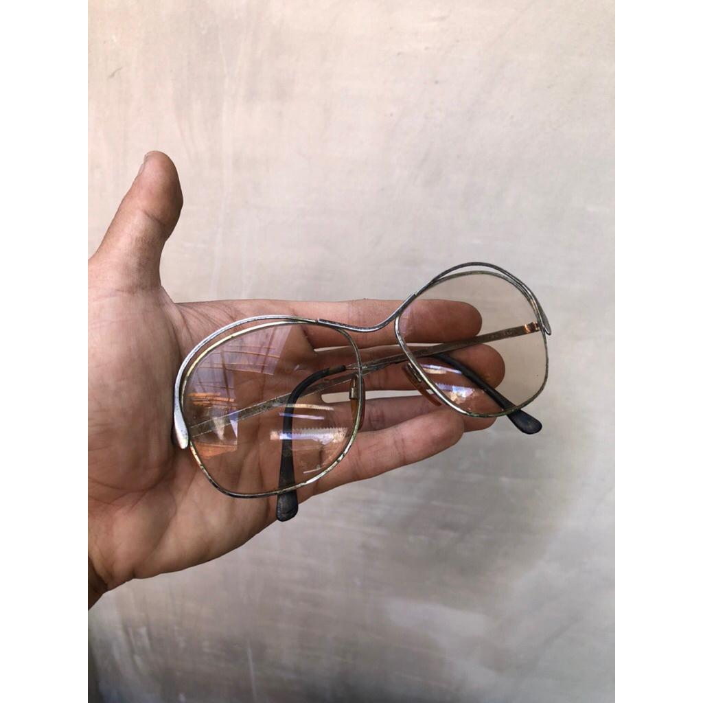 Kacamata antik lawas