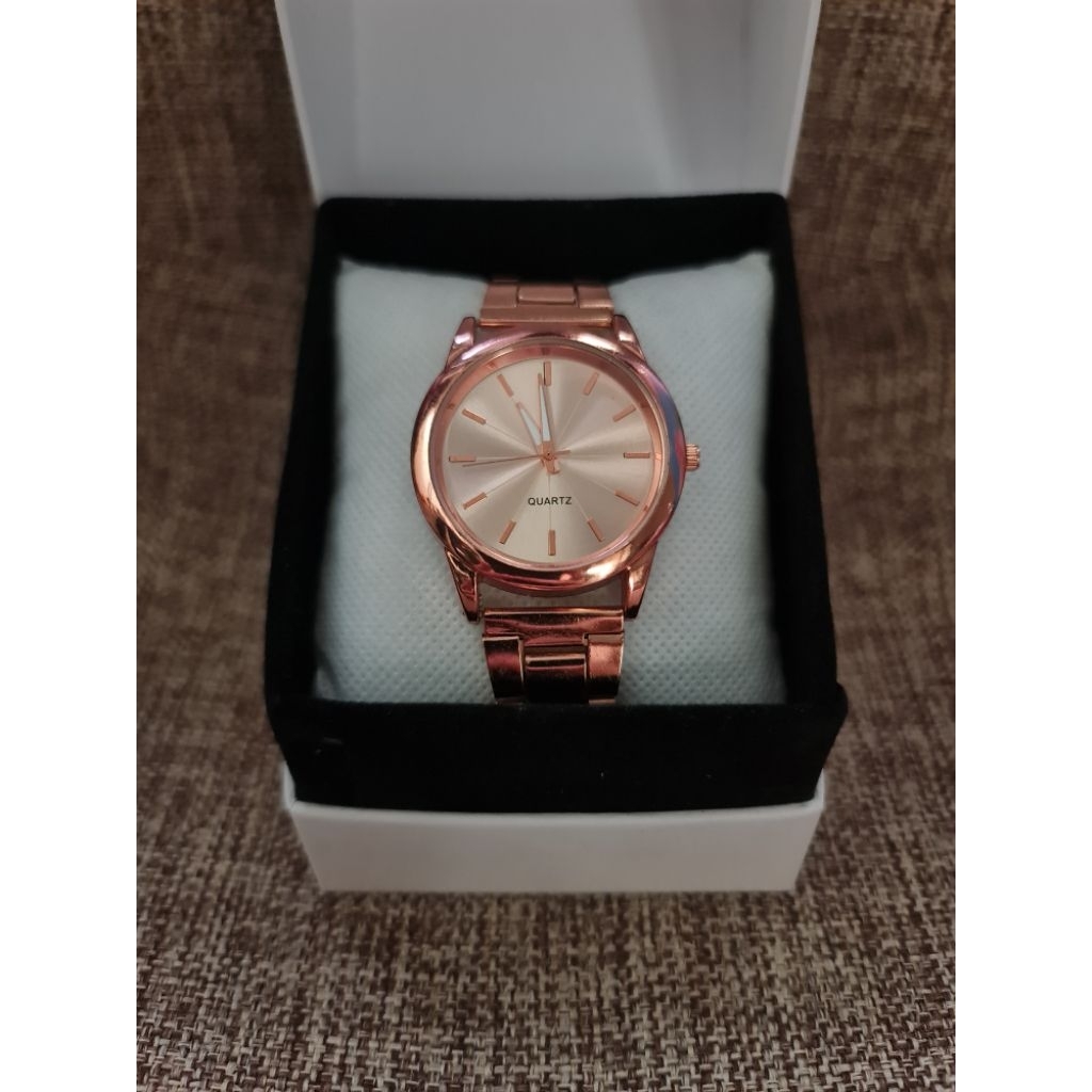Arloji Jam Tangan Wanita
Warna : Emas Gold

Bonus Box