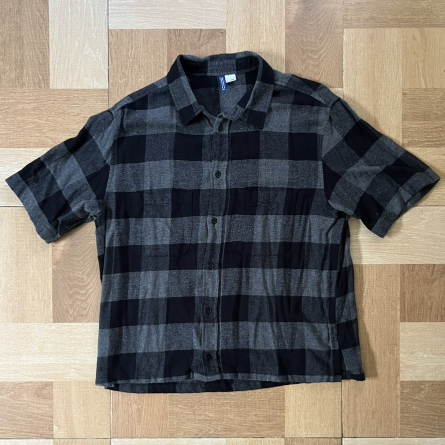 Kemeja HnM Flannel Hitam Abu Boxy Fit Short Sleeve Size L Boxy Fit