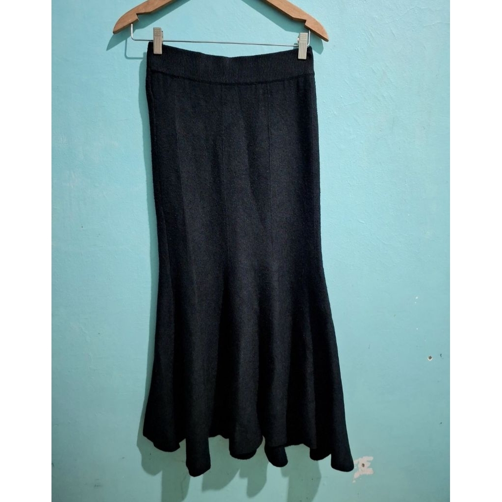 Rok Panjang Duyung Cutbray Mekar Rajut Hitam