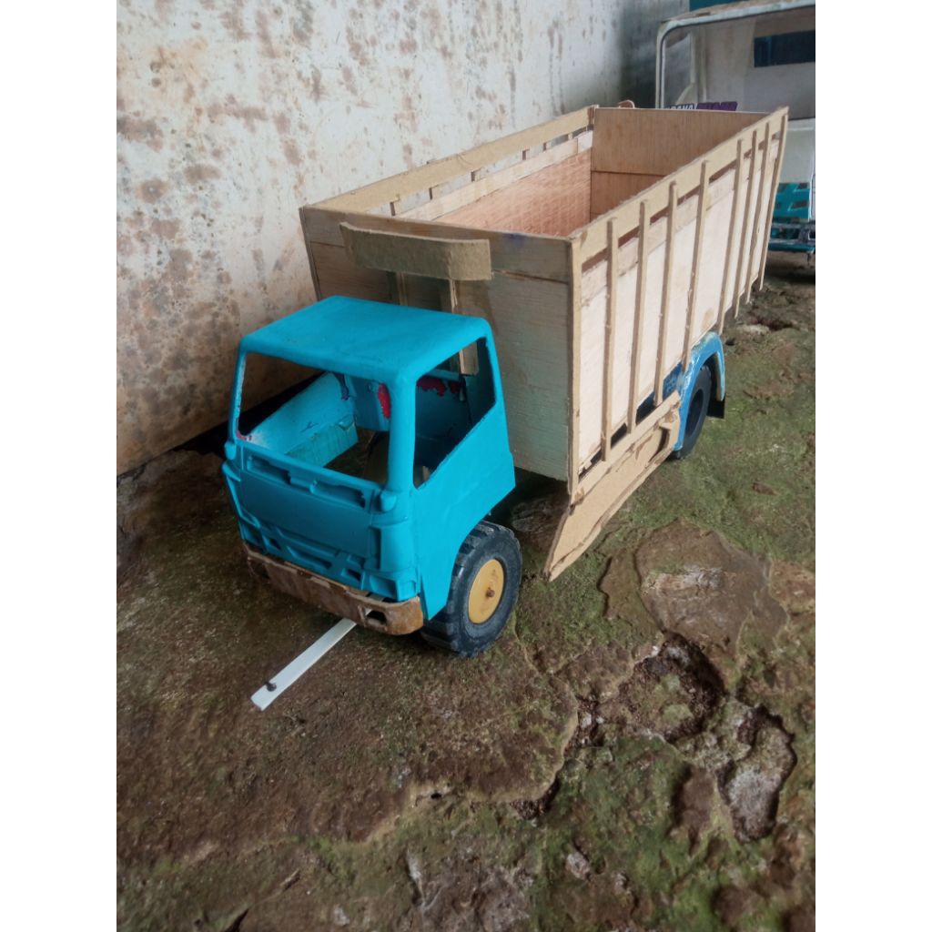 miniatur truk skala plastik