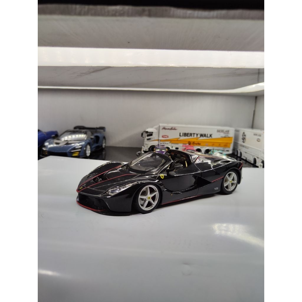 Bburago Ferrari LaFerrari Aperta Hitam 1/24