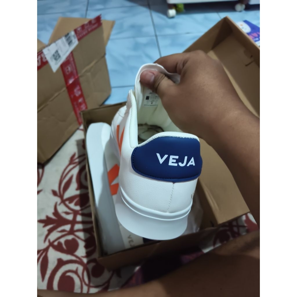 Sepatu VEJA White Orange Size 43