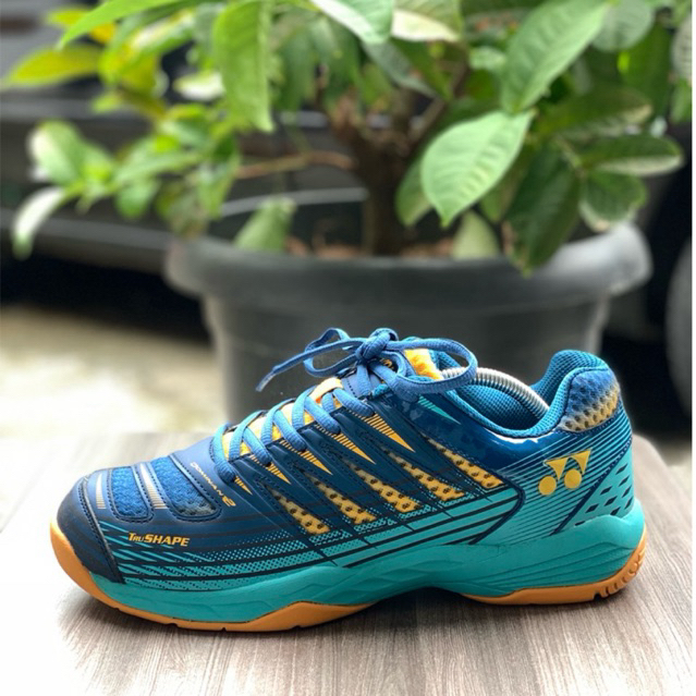 sepatu badminton yonex size 39 - 44 original preloved