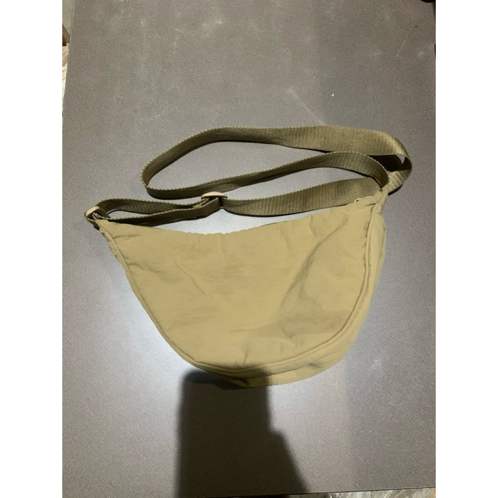 tas uniqlo beige