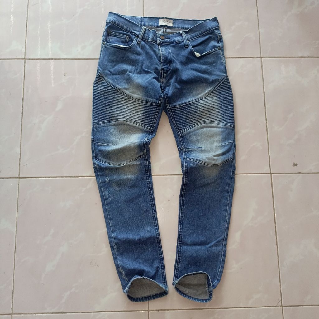 Celana jeans ini No Denim Premium yang menampilkan gaya denim bergaya Motorcycle raiders