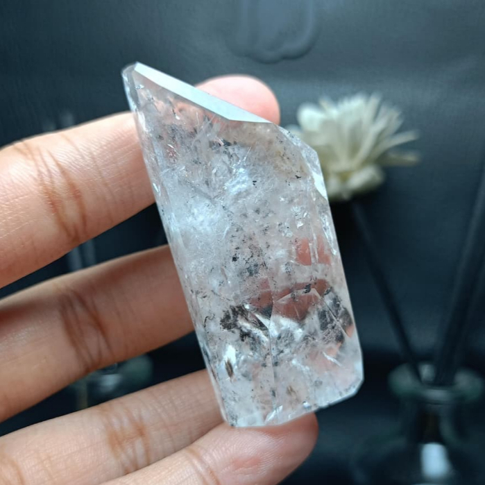 Batu Natural Sichuan Clear Quartz With Black inclusion (4)