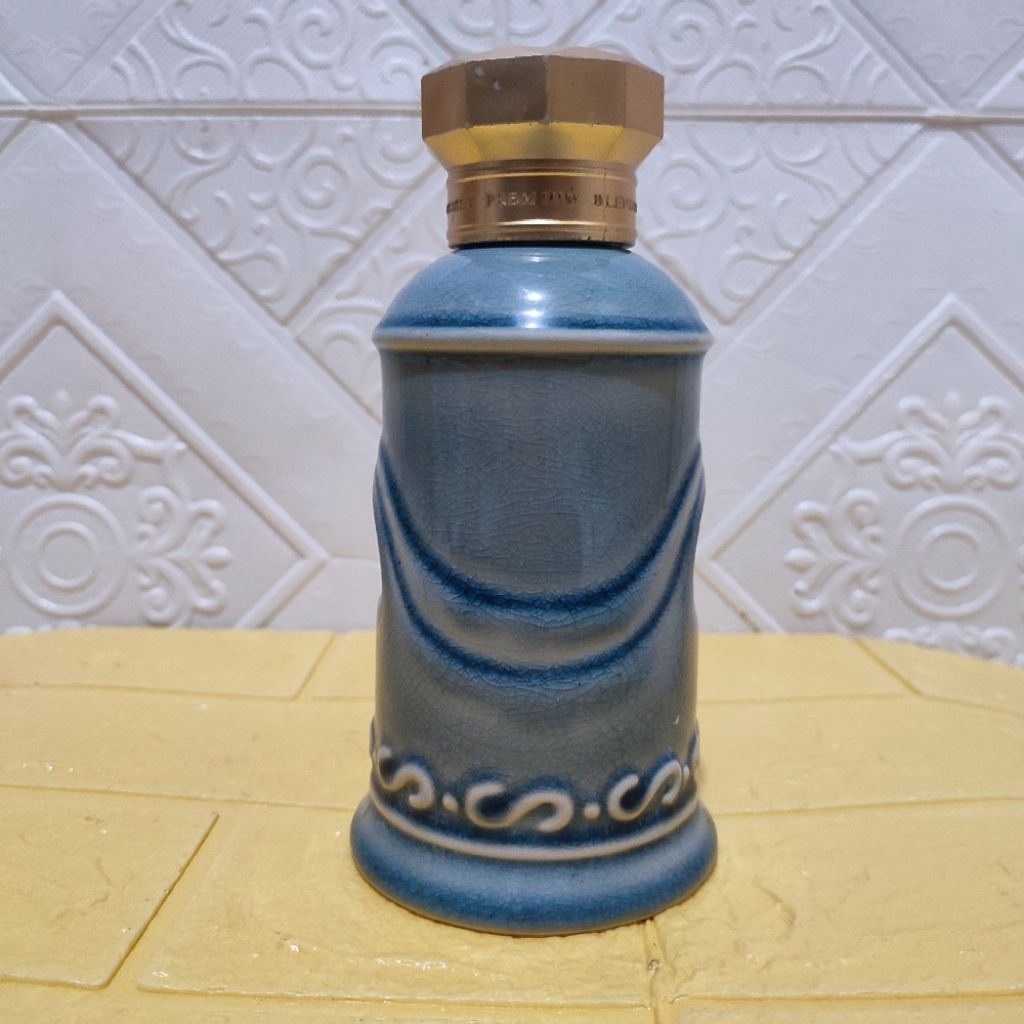 Koleksi botol kramik antik bekas