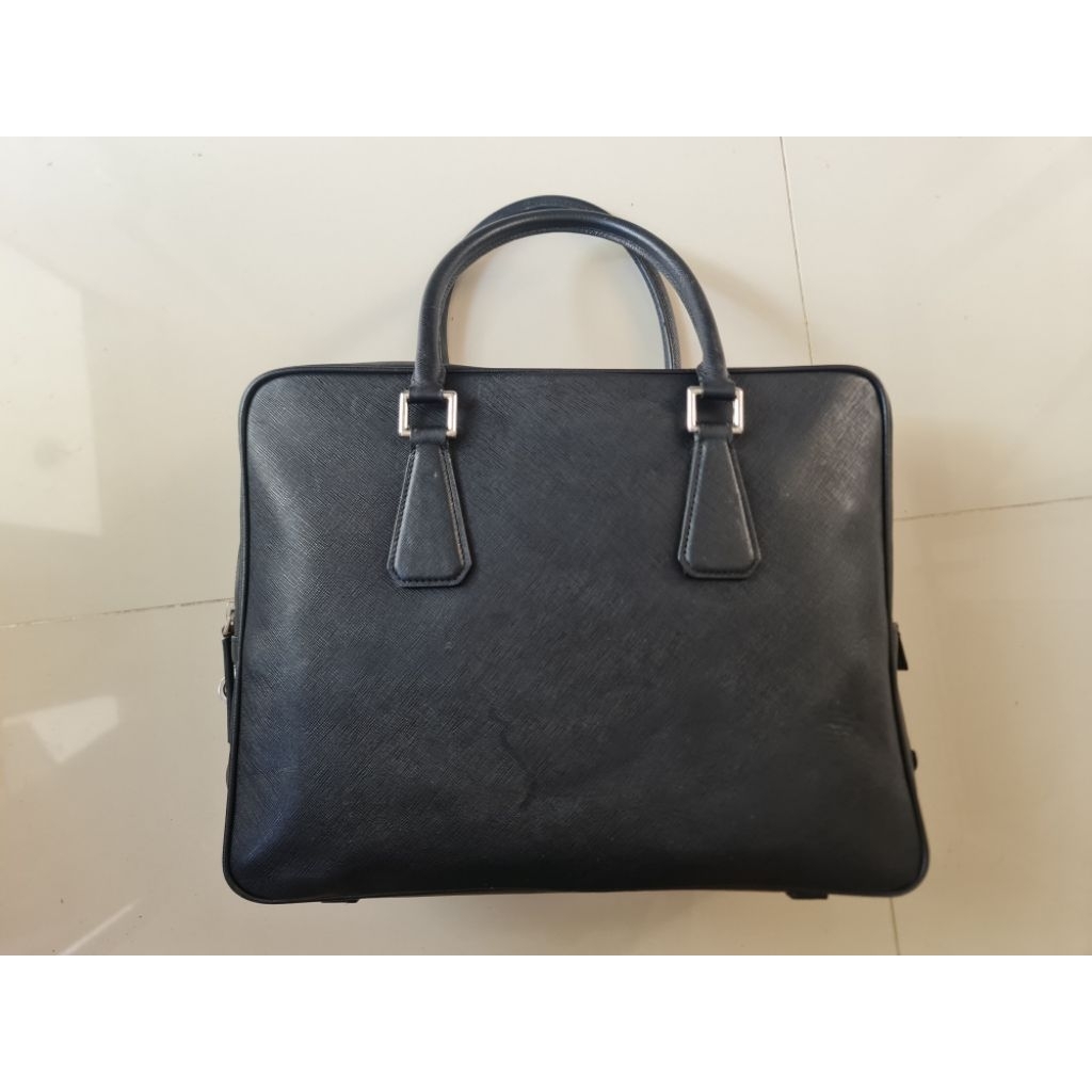 085. Tas Kerja Kantor Pria Handbag Prada Leather Black
Mantan / Bekas / Second

KULIT ASLI

Size : 3