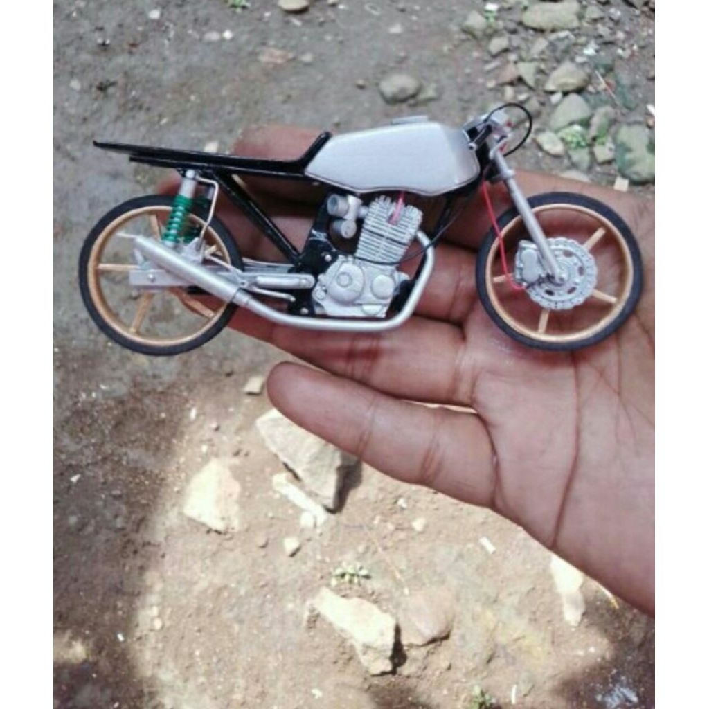 mainan diecast motor drag Honda Megapro silver sudah terpasang lampu lampu