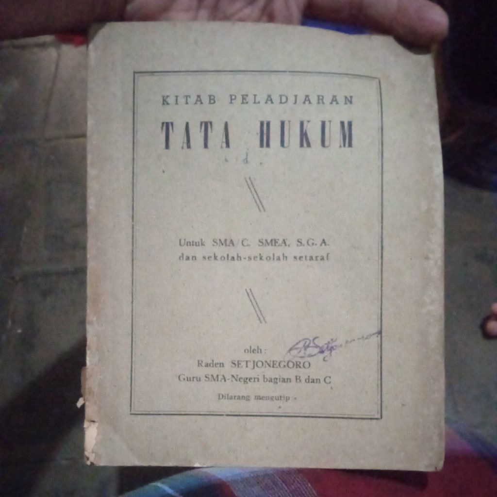buku Kitab Peladjaran Tata Hukum, untuk SMA/C, SMEA,SGA, buku original Edjaan lama