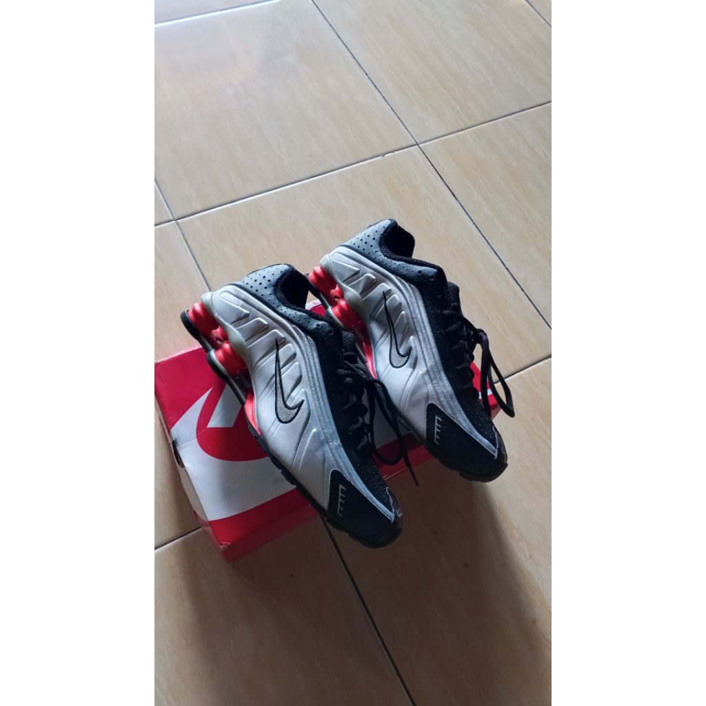 NIKE SHOX R4