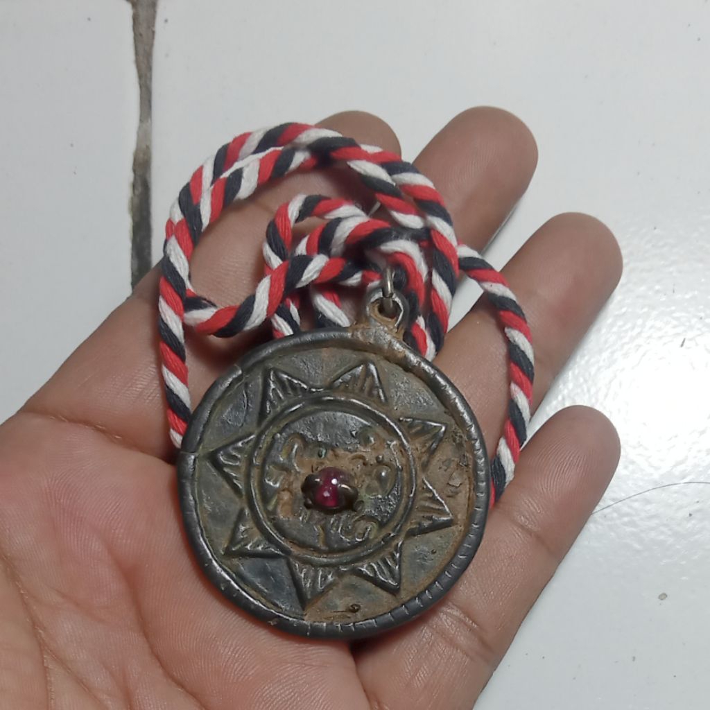 kalung Surya mata merah
