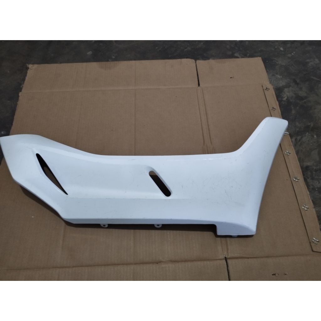 cover under side dek pijakan kaki samping bawah kanan putih PCX 150 K97 original