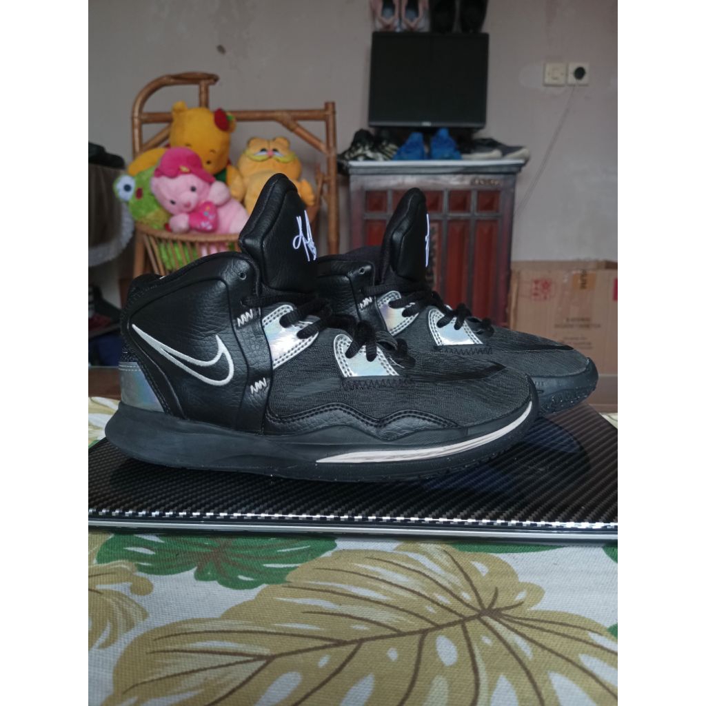 nike kyrie irving 8 size 36