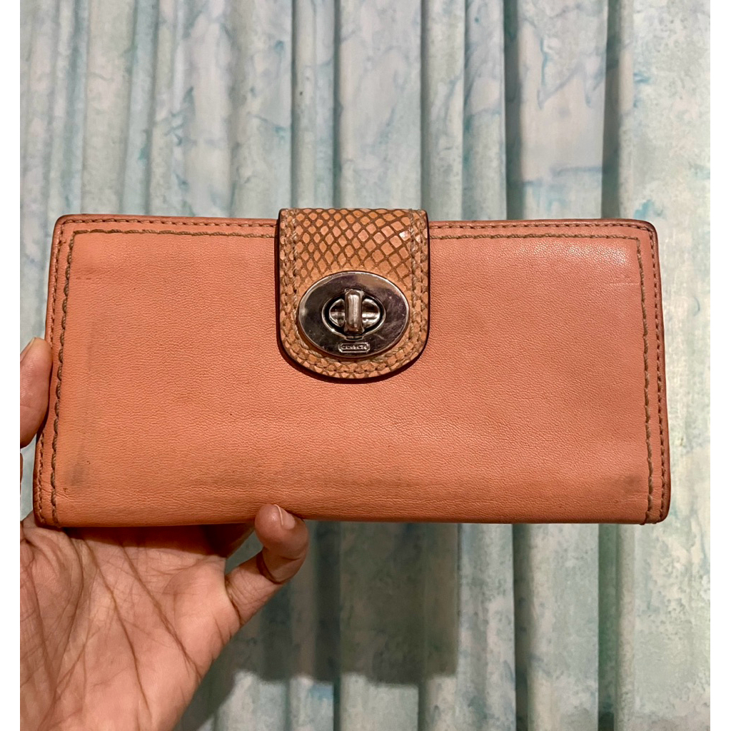 Dompet Panjang Coach Turn lock Warna Peach Kulit Asli Cakep