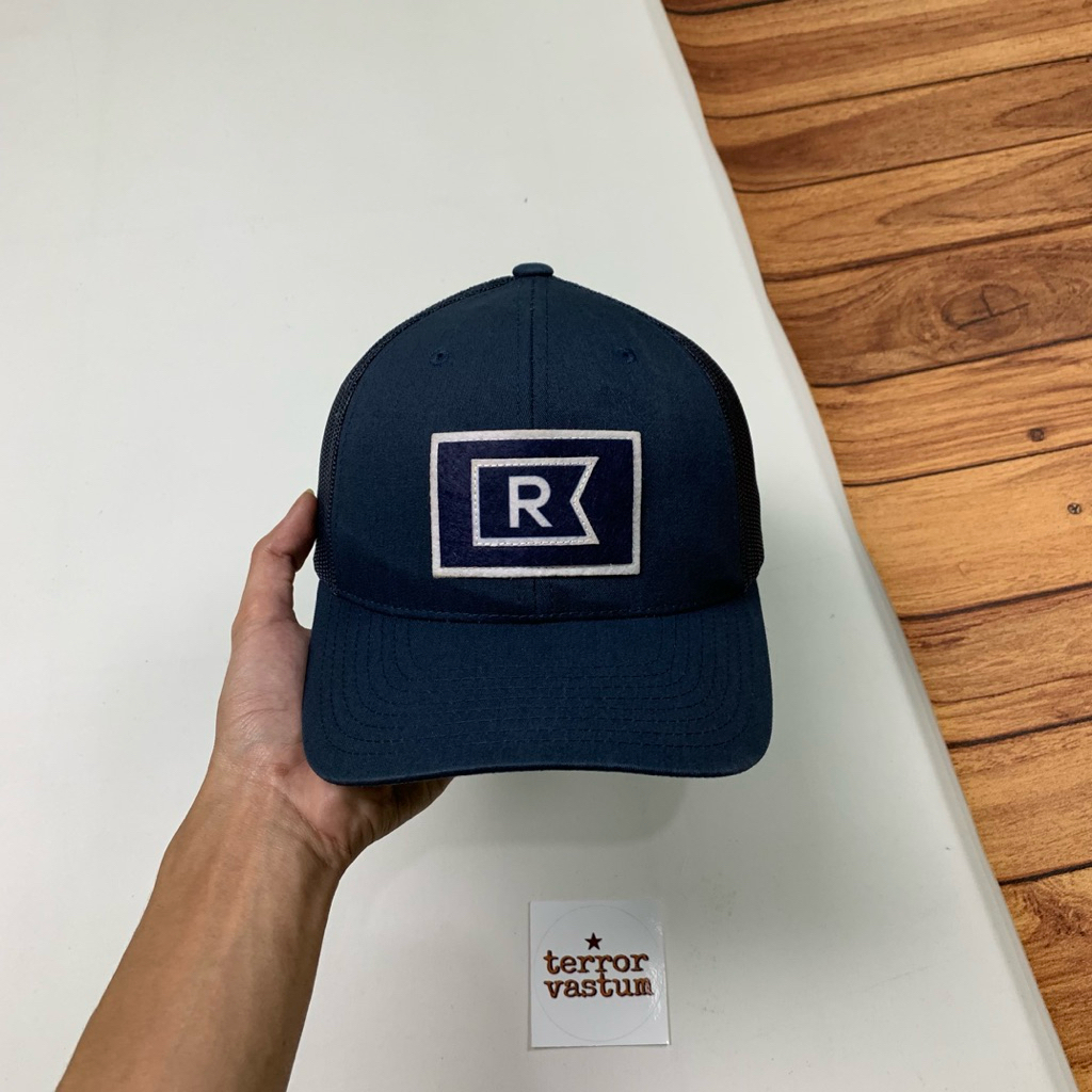 TOPI TRUCKER LOGO " R “