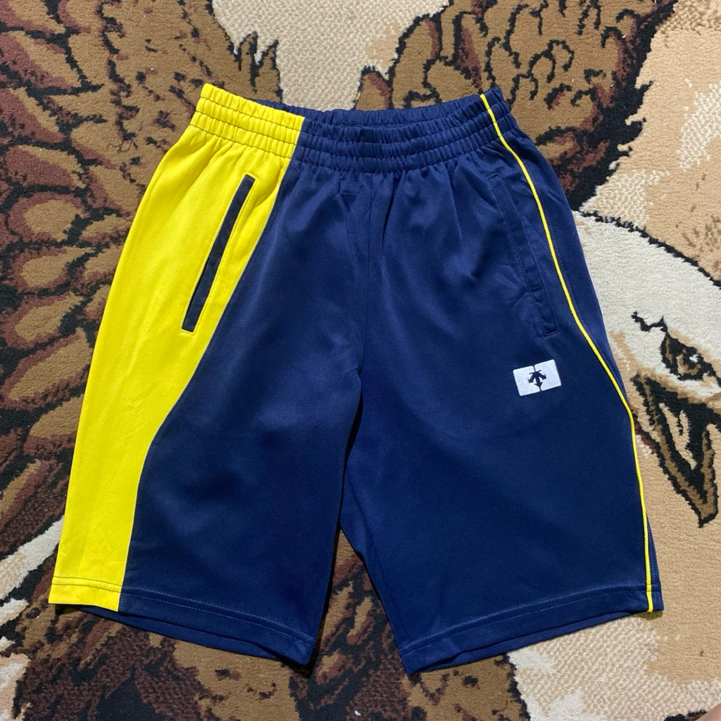 DESCENTE SHORT PANTS / CELANA PENDEK / GARIS KUNING LOGO BORDIR AUTHENTIC | PRIA / WANITA /BERKUALIT
