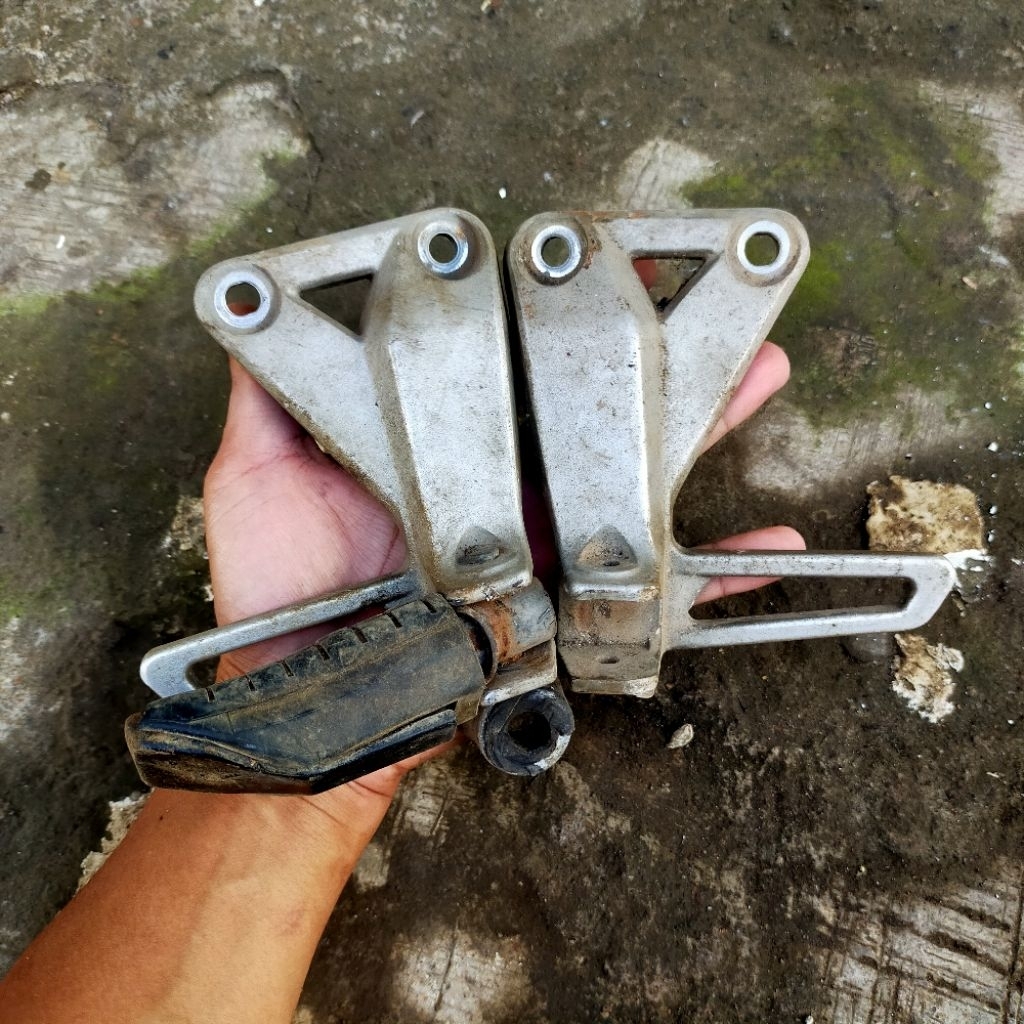 Step Postep Foot Step Footstep Gantung Belakang Honda CS1 CS One 1 Original Bekas Copotan Motor Seco