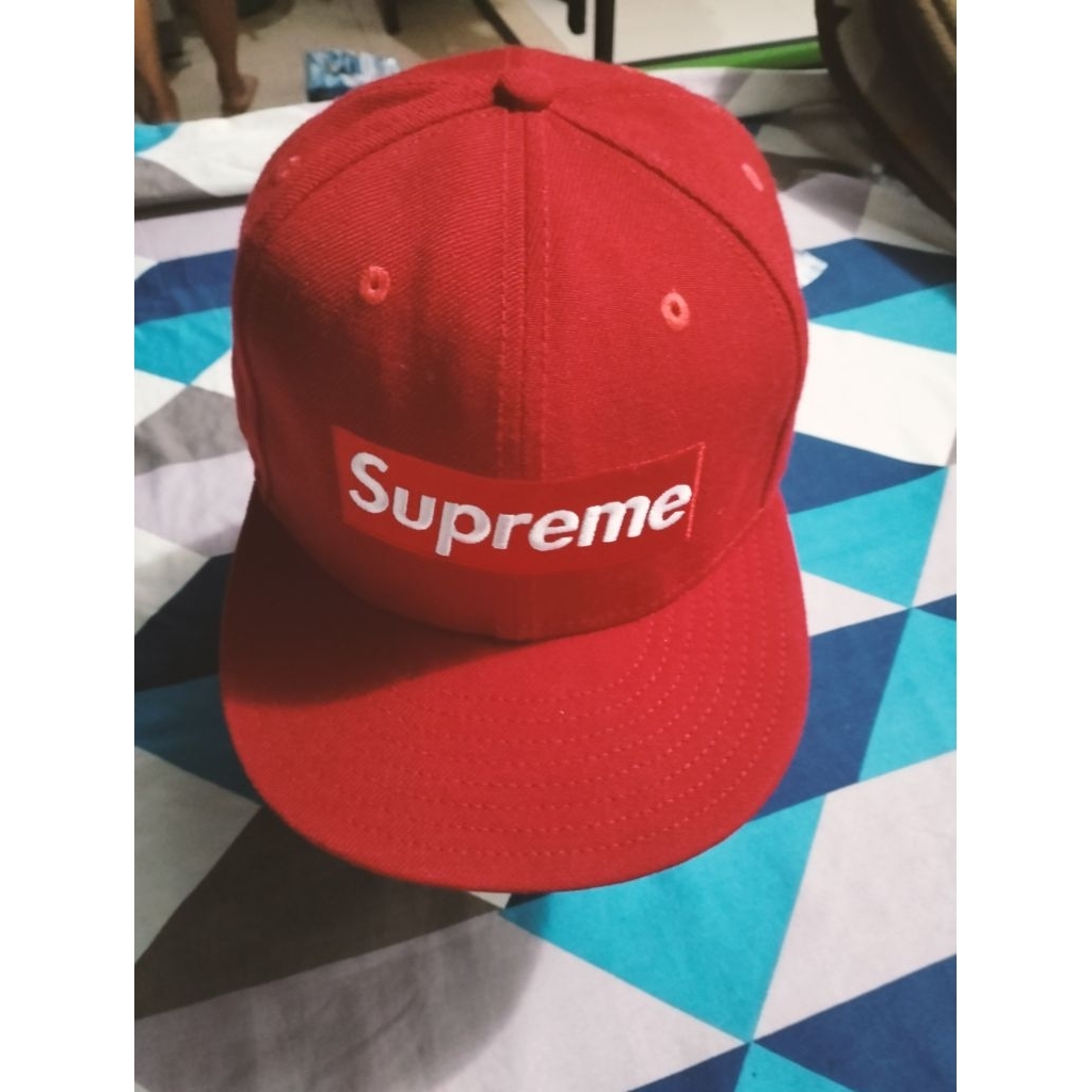 Topi Supreme x New Era 59FIFTY Fitted Hat Red - World Famous Original/Premium