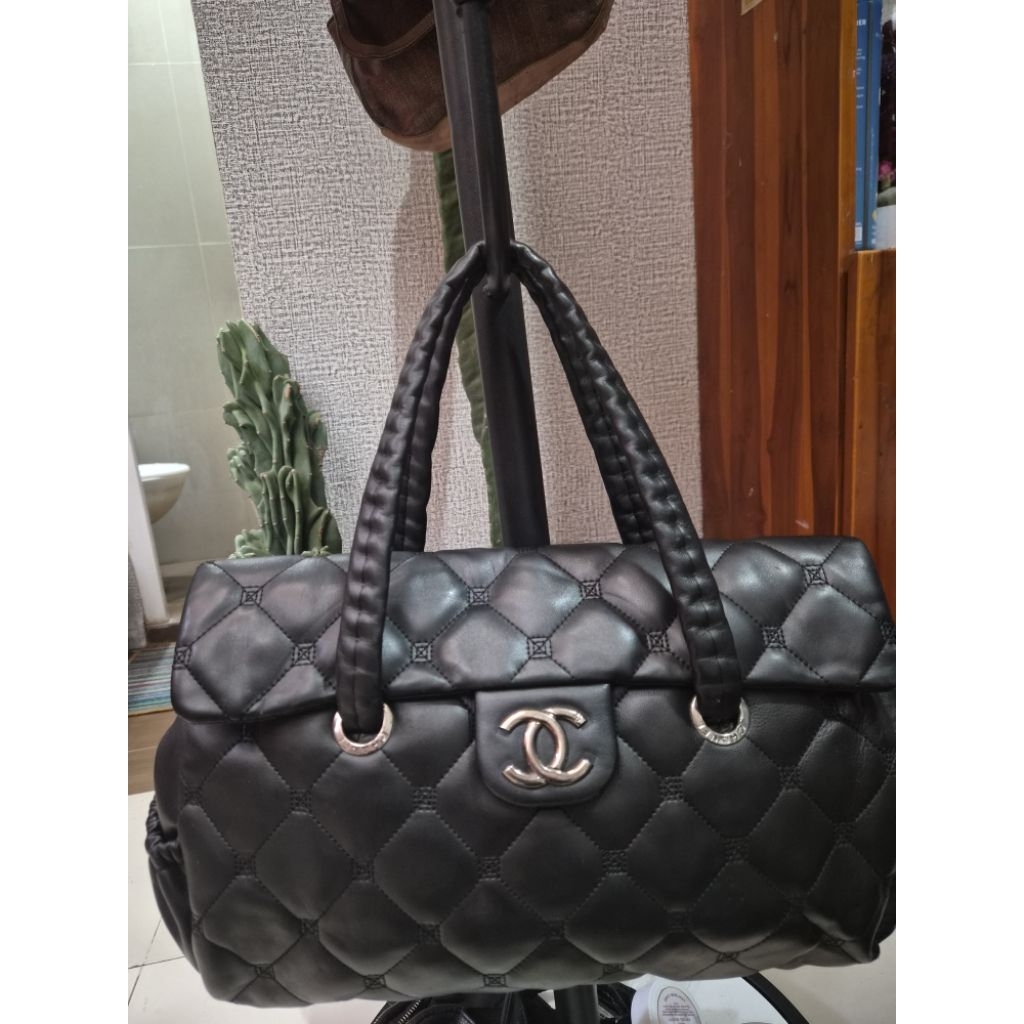 Tas tote kulit embos Chanel bernoser