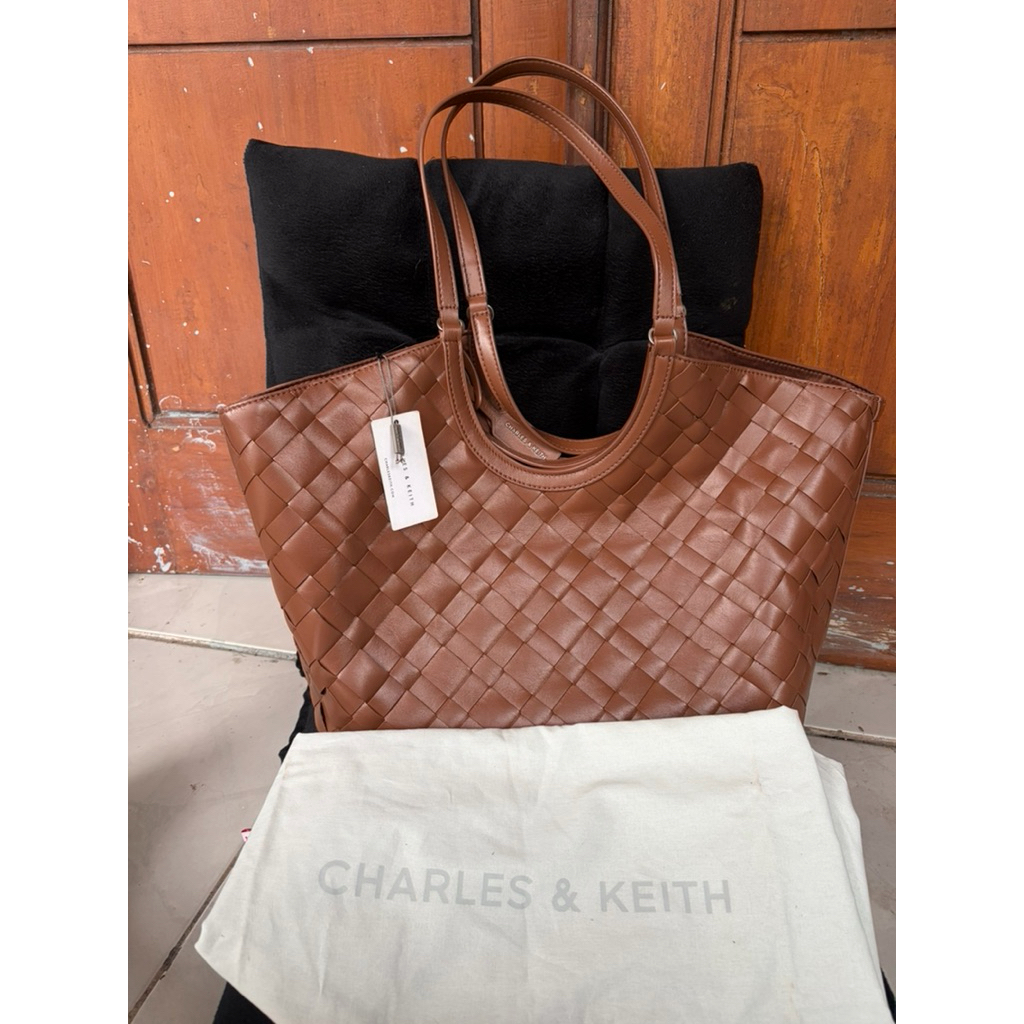 New Tas Charles and keith Tote Bag Woven Ivette Chocolate size L
