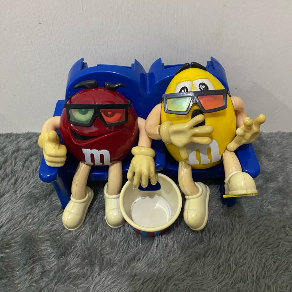 Figure figur M&M’s m&m mnm Candy 3D Movie Theater Seat Dispenser Merah dan kuning Vintage