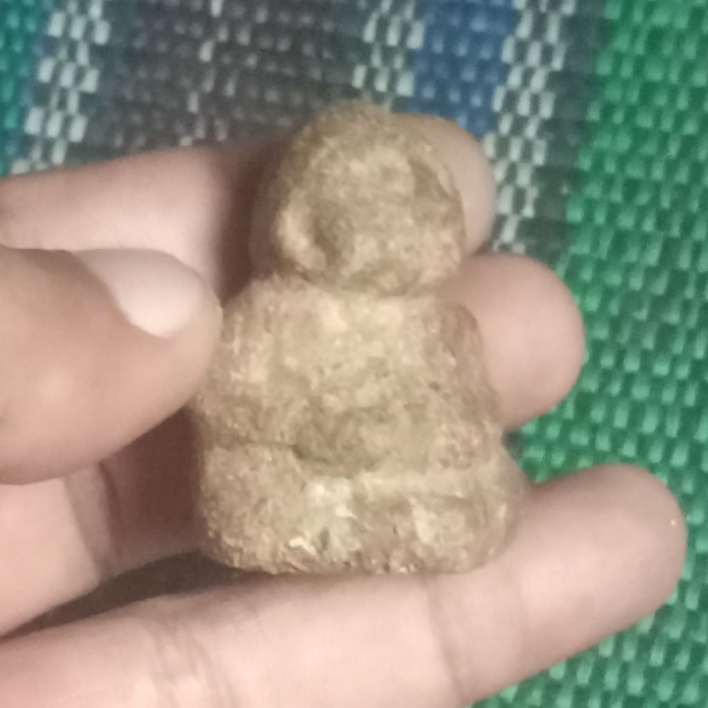 temuan patung mungil batu ati ayam