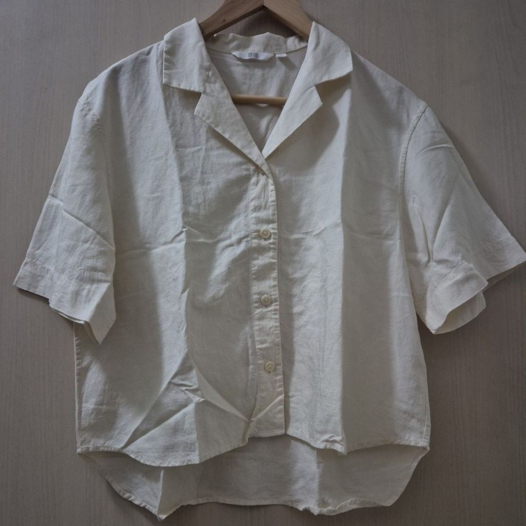Atasan kemeja wanita linen krem uniqlo