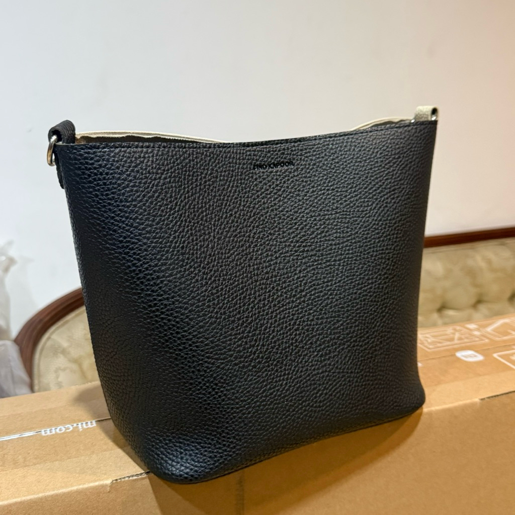 PRELOVED tas find kapoor original BLACK N WHITE TWOTONE