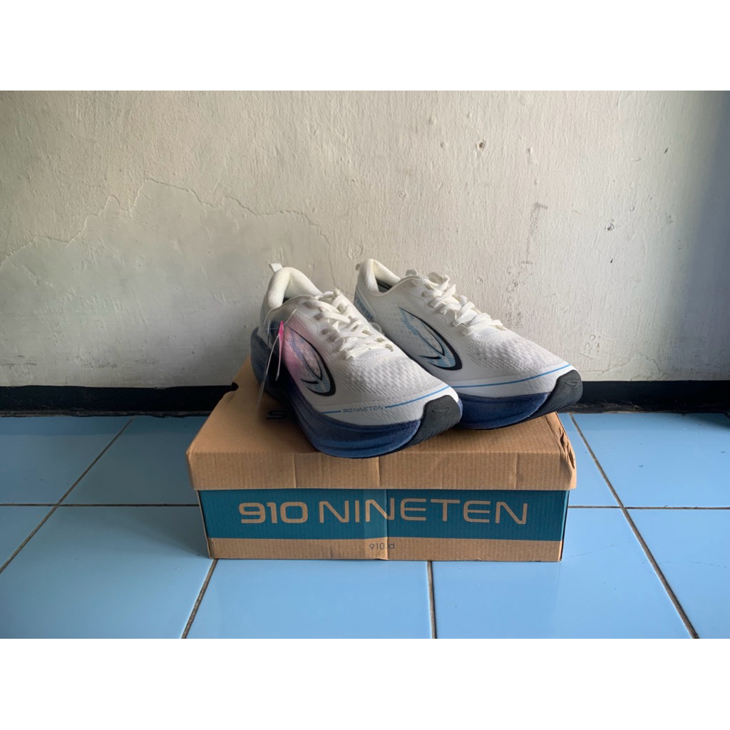 Sepatu Lari Aurorun Stride